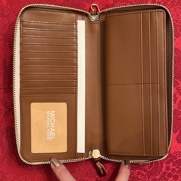Brand New Michael Kors Large Vanilla Center Stripe Zip Around Wristlet Wallet - Picture 12 of 16